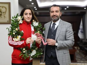Gizem Özer’e Elazığ’da Coşkulu Karşılama