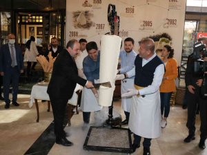 Bakan Varank, Maraş Dondurmasını Satırla Kesti