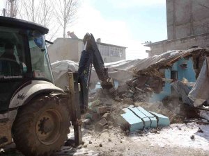 Van’da Göçmenlerin Kaldığı ‘Şok Ev’ Yıktırıldı