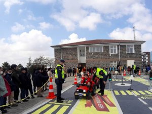Jandarmadan Ortaokul Öğrencilerine Uygulamalı Trafik Eğitimi