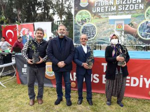 Tarsus Belediyesi, Bahar Şenliği’nde Binlerce Fidan Dağıttı