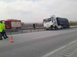 Kontrolden Çıkan Tır Refüje Çarptı: 1 Yaralı