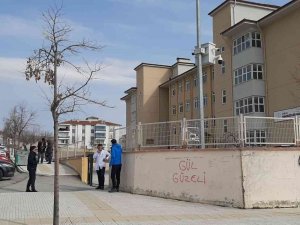 Okula Silahla Gelen Öğrenciyi Öğretmenler Etkisiz Hale Getirdi