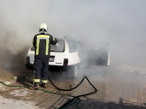 Park Halindeki Otomobil Alev Alev Yandı