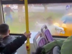 Şehir Eşkıyaları İ̇ett Otobüsünün Önünü Kesti, Taş Ve Sopalarla Saldırdı