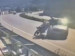 Otomobille Çarpışan Motosikletli Yaralandı, Kaza Anı Kameraya Yansıdı