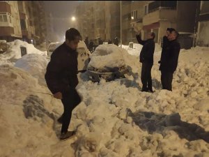 Çatışan Düşen Kar Kütlesi 3 Aracı Kullanılamaz Hale Getirdi