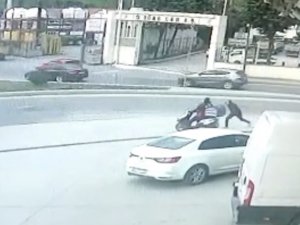 Kağıthane’de Polisten Kaçan Torbacı Motosikletli Kuryenin Tekmesiyle Yakalandı