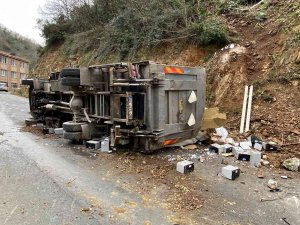 Virajı Alamayan Kamyonet Şarampole Yuvarlandı: 2 Yaralı