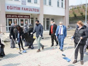 Hep Birlikte Kampüsü Temizlediler