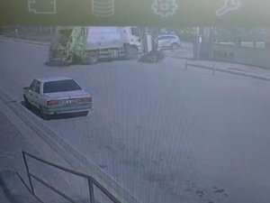 Çöp Kamyonunun Altında Kalan Motosikletli Kurye Hayatını Kaybetti