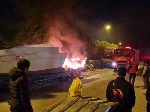 Tekne Alev Alev Yandı