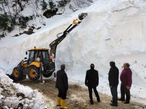 Kar Kürümeye Gelen Kepçe, 3 Metre Kar Kalınlığının İçinde Kayboldu