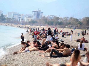 Antalya’da Deniz Sezonu Açıldı, Sahilde Yoğunluk Oluştu