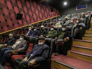 Yaşlılara Saygı Haftasında Film İzlediler