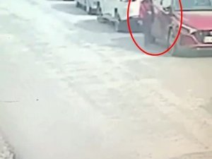 Sokaktaki Otomobilleri Çizen Afacan Çocuk, Güvenlik Kamerasına Yakalandı