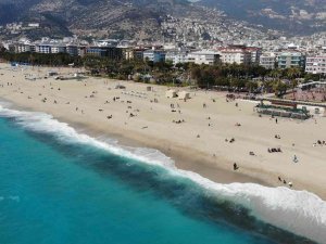 Alanya’da Güneşli Havayı Fırsat Bilenler Plaja Akın Etti