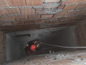 İ̇ki Gündür Havalandırma Boşluğunda Mahsur Kalan Kediyi İtfaiye Kurtardı