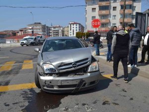 Otomobil İle Oto Kurtarıcı Çarpıştı: 1 Yaralı