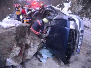 Trabzon’da Üzerine Kaya Düşen Aracın İçerisindeki 4 Kişinin Cansız Bedenleri Çıkartıldı
