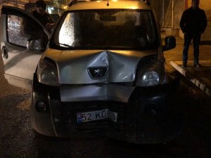 Dükkana Dalan Sürücü Aracını Bırakıp Gitti