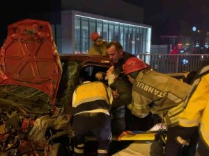 Pendik’te İki Araç Kafa Kafaya Çarpıştı: 1 Yaralı