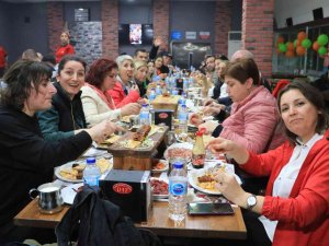 Karnavala Gelip Kebap Ve Şırdana Akın Ettiler