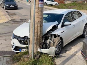 Kontrolden Çıkan Otomobil Direğe Girdi, Sürücü Yara Almadan Kurtuldu