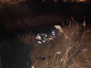Dereye Uçan Alkollü Sürücü Ve Arkadaşı Güçlükle Kurtarıldı