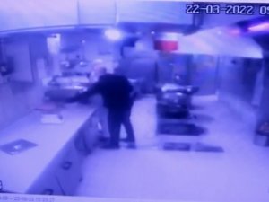 Taksim’de Ünlü Muhallebicide Dehşet Anları: Önce Bıçakladı, Sonra Yerde Darp Etti