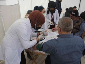 Genç Hekimler Vatandaşları Sağlık Taramasından Geçiriyor