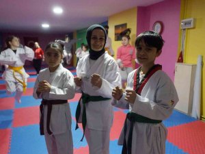 48 Yaşında Tekvandoya Başladı, 2 Çocuğuyla Antrenman Yapıyor