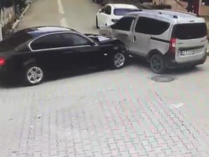 Otomobil İle Hafif Ticari Araç Çarpıştı, Sürücüler Birbirine Girdi