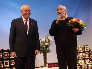 Gezen Ailesi Yenimahallelileri Kahkahaya Boğdu