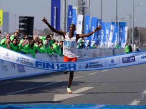 İ̇stanbul Yarı Maratonu’nda Kenyalı Atlet Rodgers Kwemoi, Rekor Kırarak Şampiyon Oldu