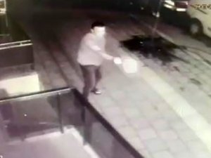 Barın Önündeki Dehşet Anları Kameraya Yansıdı