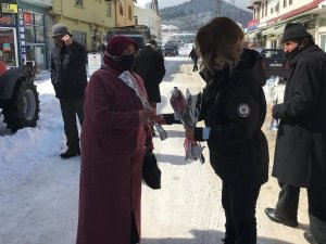 Polis Ve Jandarma Ekipleri Yaşlılara Karanfil Armağan Etti