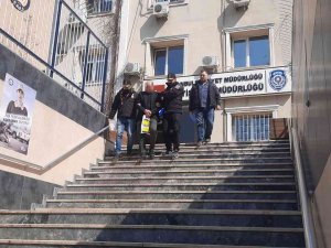 Kendilerini Polis Olarak Tanıtıp 1.5 Milyon Değerindeki Ziynet Eşyaları Aldılar