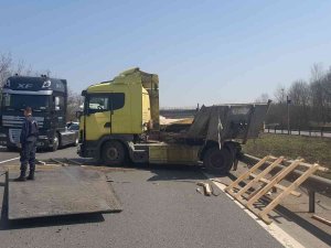 Tem Otoyolu Düzce Geçişinde 3 Araç Kazaya Karıştı