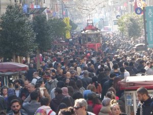 Güneşli Havayı Fırsat Bilenler İ̇stiklal Caddesi’ne Akın Etti