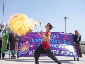 Mersin’de ’Dünya Tiyatro Günü’ Kutlandı