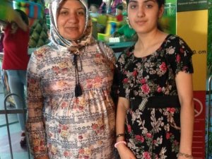 Annesinin Ölümüne Dayanamayan Genç Kız Kalbine Yenik Düştü