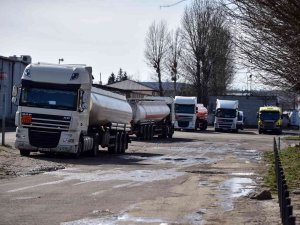 Lviv’de Vurulan Yakıt Deposu Boşaltılıyor
