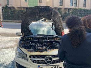 Kadıköy’de Seyir Halindeki Lüks Araç Alev Alev Yandı