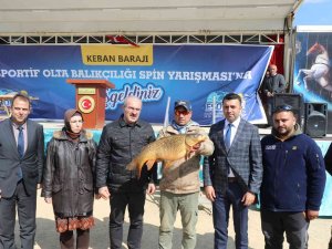 Balıkçılar En Büyük Balığı Yakalamak İçin Yarıştı