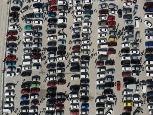 İ̇kinci El Oto Pazarında ’Kuru Kalabalık’ Sitemi