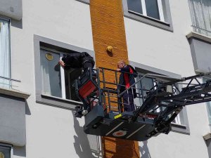 Samsun’da Balkondan Eve Giren Polis Çocukları Babasına Teslim Etti