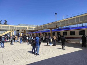 Kütahya’da Otobüs Fiyatlarını Pahalı Bulan Vatandaşlar Trene Yöneldi