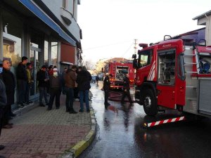 Sultanbeyli’de 2 Katlı Evin Çatısı Alevlere Teslim Oldu
