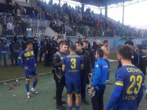 Maç Sonrası Polisle Futbolcular Birbirine Girdi